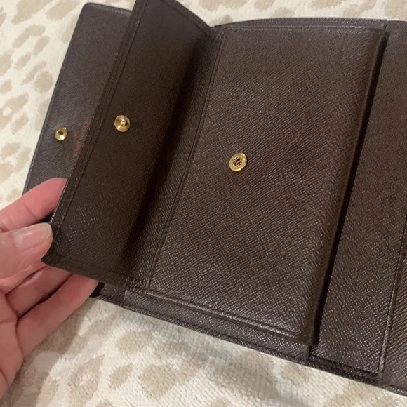 LOUIS VUITTON
Damier Ebene Alexandra Wallet - Picture 12 of 17